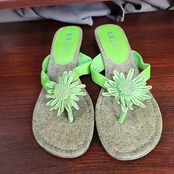 EMERGENCY Exit y2k Flower Patch 🌼 sandals. Size 9m - Picture 8 of 8